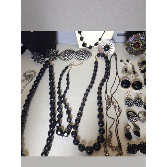 30 Pc Vintage Black Jewelry Lot Sarah Coventry Pin Goth Glam Necklace Reseller - Picture 8 of 9